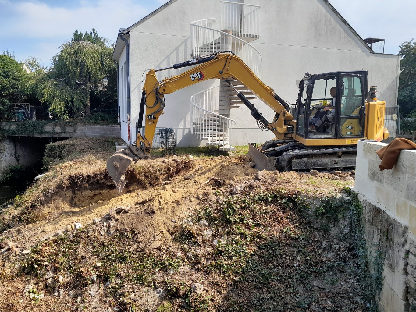 Création d'une rampe d'accès au seuil de la place du marché