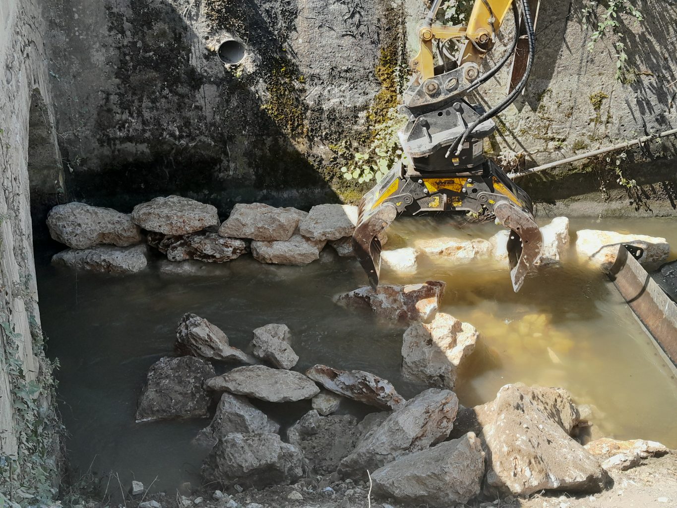 Banquette seuil de la place du marché