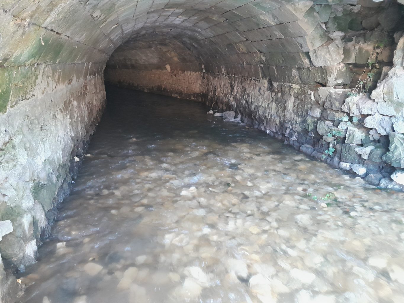 Fosse de dissipation comblée pour former un radier - vue par l'amont