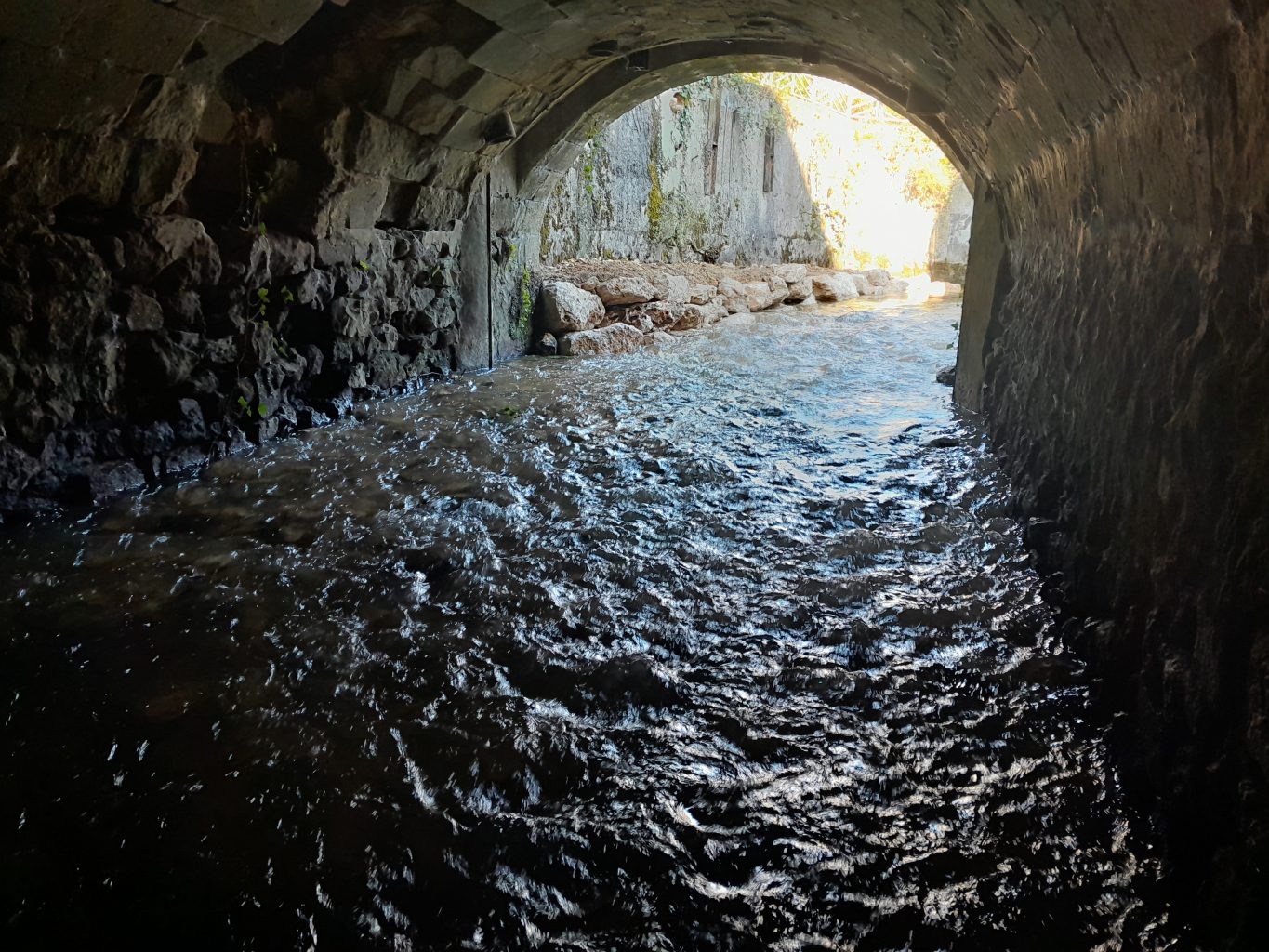 Fosse de dissipation comblée pour former un radier - vue par l'aval